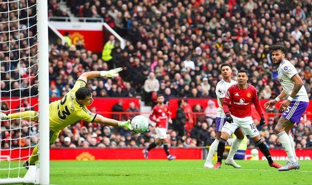 豪门悲喜夜：曼联3-1维拉跻身前三 利物浦1-1惨遭热刺绝平 巴萨5-2